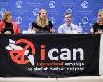Beatrice Fihn, directora del ICAN (en el medio), junto a otros miembros de la organización premiada con el Nobel de Paz. La Campaña hace presencia en una centena de países. FOTO reuters