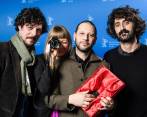 El coproductor Andre Mielnik, la productora Helen Olive, el director Camilo Restrepo y el coproductor Gustavo Beck con el Premio a Mejor Ópera Prima por la película Los conductos en el 70 Festival Internacional de Cine de Berlín (Berlinale). Foto: EFE