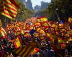 Miles de catalanes contrarios a los independentistas marcharon este domingo en Barcelona mostrando la división que hay en la región. FOTO AFP
