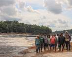 Los integrantes de la expedición científica, momentos antes de partir en el accidentado viaje por el río Vaupés. FOTO Cortesía