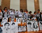 Familiares de los desaparecidos se congregaron a las afueras de la Universidad Externado durante la sesión de la CorteIDH. Foto Colprensa.