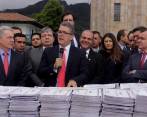 Momento en el que el Centro Democrático denunció por inconstitucional el acto legislativo para la paz en 2016. En el centro de la imagen Iván Duque, cuando era senador. FOTO Colprensa