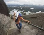 Rubén Darío Gómez, el hombre que más ha subido a la piedra de El Peñol en Guatapé. Foto: Edwin Bustamante. 