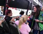 Karen Abudinen Abuchaibe, directora del Icbf, en plena campaña en los buses de Medellín. FOTO CORTESÍA