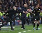 Gabriel Jesús celebra con Pep Guardiola. Atrás, Zinedine Zidane. FOTO EFE 
