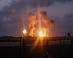 El humo y el fuego se elevan después de un ataque aéreo israelí en Beit Hainun al norte de la Franja de Gaza. Foto AFP
