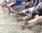 Con sol y agua los ciudadanos disfrutan en el parque de los Pies Descalzos. FOTO Edwin Bustamante