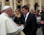 Antonio Banderas manifestó su emoción al conocer en la audiencia general al Papa Francisco. FOTO Reuters