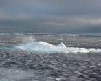 Trozos de hielo en el Pasaje del Noroeste cerca del CCGS Amundsen, un rompehielos de investigación canadiense que navega en el Alto Ártico canadiense. FOTO AFP 