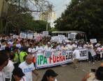 Según el Ministerio de Minas, por la sanción quedarían sin luz cerca de 2 millones 500 mil hogares que están afiliados a Electricaribe. Los habitantes piden la salida de la firma. FOTO colprensa 