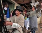 En la imagen la diseñadora Adriana Santa Cruz con algunos artesanos. FOTO Cortesía Luis Ponce / Vístete de Colombia