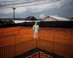 En esta foto de archivo tomada el 07 de noviembre de 2018, un trabajador espera para atender a un paciente con ébola. FOTO AFP