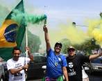Los partidarios del candidato presidencial de extrema derecha de Brasil, Jair Bolsonaro, participan en un mitin de campaña en Brasilia este 6 de octubre de 2018, en la víspera de la elección general. Foto AFP