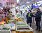 El pasado 14 de abril y tras finalizar la cuarentena, los mercados de alimentos en Wuhan, donde es común la venta de carne de animales silvestres, reabrieron sus puertas. FOTO Getty