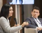 Martha Lucía Ospina Martínez, directora general del Instituto Nacional de Salud, y el experto Henry Garay, moderador del foro “Por un Valle de Aburrá con aire limpio”. FOTO Edwin bustamante