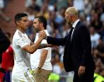 El jugador del Real Madrid James Rodríguez saluda a su entrenador Zinedine Zidane tras salir sustituido. FOTO EFE 