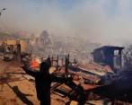 La presidenta de Chile, Michelle Bachelet, prometió subsidios a las familias afectadas por el incendio y reubicación a terrenos más seguros. Hasta ayer no se controlaba el fuego. FOTO AFP