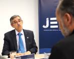 El magistrado Max Alejandro Flórez, presidente del Consejo Superior de la Judicatura, entregó el histórico de sentencias de la justicia ordinaria a los magistrados de la JEP. FOTO: Cortesía JEP