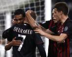 Carlos Bacca celebra con el español Gerard Delofeu. FOTO AFP