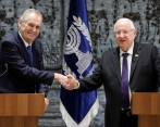 Mandatario de República Checa e Israel, Milos Zeman y Reuven Rivlin, estrechan su mano tras reunión en Israel. 