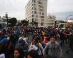 Cientos de personas evacuaron un edificio en Viña del Mar. FOTO AFP