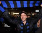 Podolski fue recibido por cientos de aficionados en el aeropuerto de Milán. FOTO AP
