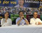 Maria Fernanda Galeano, exsecretaria de Desarrollo Económico; Santiago Gómez, candidato a la Alcaldía de Medellín, y Luis Guillermo Patiño, exsecretario de Educación. FOTO: Cortesía