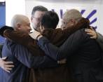 Exintegrantes de las Farc, Auc y víctimas del Nogal en un abrazo. FOTO COLPRENSA