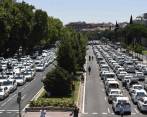Las principales vías de Madrid, como el Paseo de la Castellana, fueron bloqueadas por un gremio de los taxistas que se resiste al fenómeno de empresas como Uber o Cabify. FOTO afp