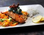 Así se ve el salmón con salteado de espinacas y tomates en una cama de pasta. FOTO: SSTOCK