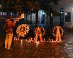 Este es uno de los homenajes rendidos a las víctimas del ataque terrorista que el pasado lues, en Viena, Austria, perpetró un ciudadano con nacionalidad austriaca y macedonia. FOTO AFP