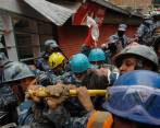 El joven nepalí Pemba Lama (15 años) sobrevivió luego de estar 120 horas bajo los escombros. FOTO AFP