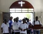 Un grupo de familiares ingresa a la antigua iglesia de Bojayá, lugar donde ocurrió la masacre en 2002, con los restos de las víctimas de la masacre de Bojayá. FOTO EFE