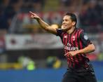El colombiano anotó un doblete y erró un penal en la victoria 3-1 del Milan ante Chievo Verona. FOTO AFP