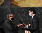 El exalcalde de Medellín Juan Gómez Martínez recibió el reconocimiento en nombre del maestro Fernando Botero. FOTO CORTESÍA ALCALDÍA DE MEDELLÍN