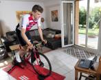 El ciclista suizo Robin Froidevaux entrena en la sala de su casa. FOTO EFE