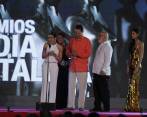 El equipo de CM& recibiendo el reconocimiento a Mejor Noticiero Nacional. El noticiero celebra, además, 25 años. FOTO colprensa