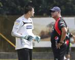 El portero Anthony Silva y el entrenador Hernán Torres, durante la práctica del Independiente Medellín. El equipo rojo es tercero, con 31 puntos, en la Liga Águila-1. FOTO juan antonio sánchez