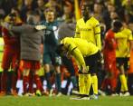 La tristeza de Adrián Ramos contrasta con la alegría, en el fondo de la imagen, de los jugadores del Liverpool inglés, que salvaron un partido controlado por los alemanes. FOTO reuters