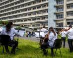 La tercera jornada de Música por la vida recorrió la Clínica de la 80, el Hospital Pablo Tobón Uribe y el San Vicente Fundación. A los conciertos de la Filarmónica se sumaron dos iniciativas más: la instalación de silletas y la entrega de cartas como muestra de gratitud al personal médico. FOTO JUAN ANTONIO SÁNCHEZ.