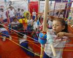 En la actividad “Hilos de Colores”, de la Secretaría de la Mujer, los niños abordan la equidad de género. FOTO Manuel saldarriaga