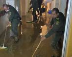 Cerca del 80% del hospital de Betulia se inundó. La Policía Antioquia ayuda a su habilitación de nuevo. Foto: Twitter Policía. 