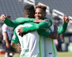 Los delanteros Andrés Rentería y Gustavo Torres celebran el primer gol de la victoria 2-0 de Nacional sobre Atlético Mineiro de Brasil, por la Florida Cup en Orlando, Estados Unidos. FOTO afp
