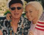 La exconejita Kendra Wilkinson publicó esta foto junto a Hugh Hefner en Instagram, después de conocerse la noticia de su fallecimiento. FOTO @kendra_wilkinson_baskett