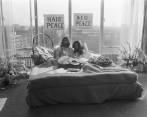 Los artistas recién casados posan el día de su luna de miel, el 20 de marzo de 1969, cuando empezaron una jornada de protestas conocida como “Encamada por la paz”. FOTO Eric Koch / Anefo