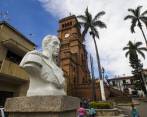El de Bello, un Bolívar con un rostro que lo revela mayor, comparte espacio con Santander, que da nombre al parque.
