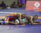 Óscar Longo, luchador colombiano ante el brasileño Davi Jose Albino. Foto EFE