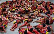 Tendidos en el suelo, alrededor de 200 hombres y mujeres, que vestían únicamente un calzón negro, fueron rociados con tinta roja. En sus espaldas fueron acondicionadas banderillas con los colores de la bandera colombiana, para enfatizar en que el país “no quiere que se haga un espectáculo de la muerte”. FOTO REUTERS 