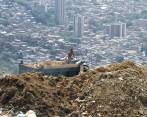 En La Arenera, Polígono Uno, se inician hoy las excavaciones para buscar los cadáveres de las víctimas de desaparición forzada durante la guerra en la comuna 13. FOTO donaldo zuluaga