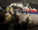 Para realizar el informe final, las autoridades reconstruyeron el avión con las partes encontradas. FOTO AP